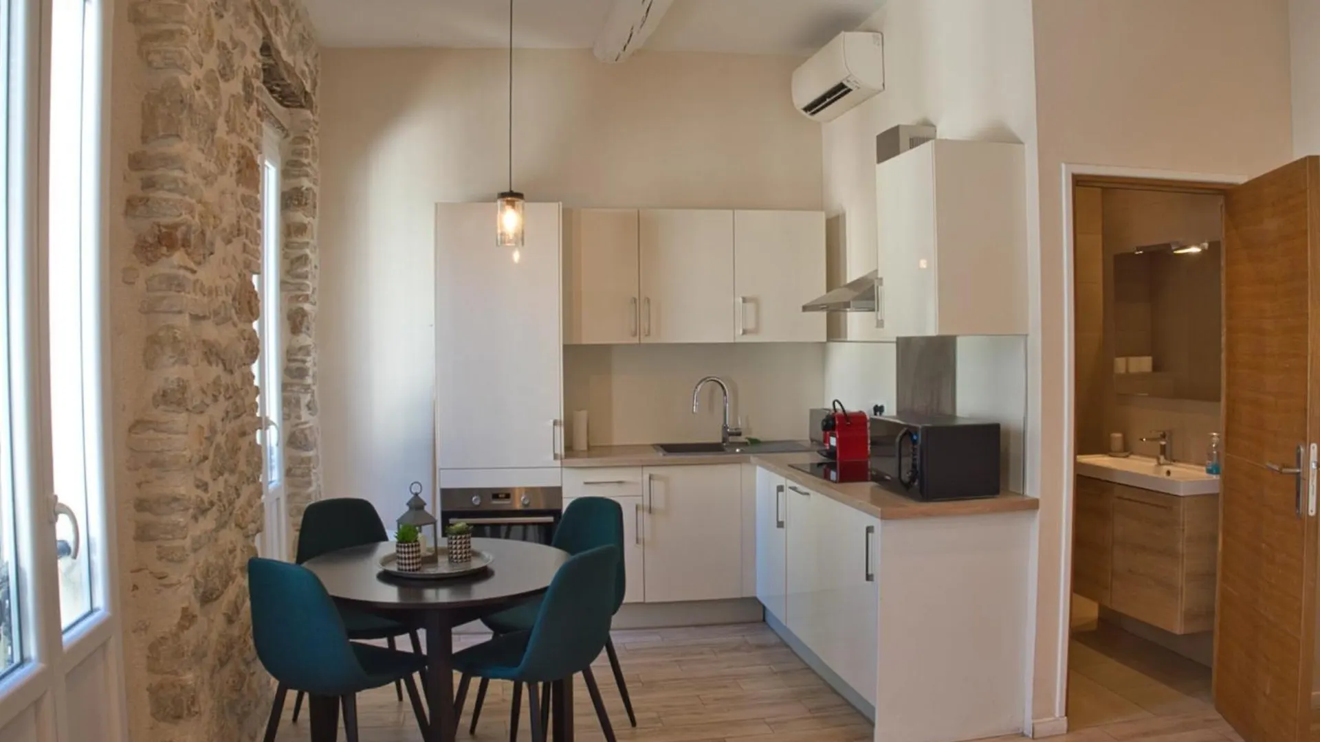 Charming 2-Room Apartment In The Heart Of アンティーブ